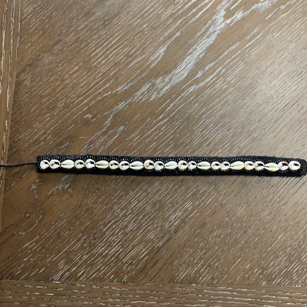 Puka shell and black small bead choker necklace - Picture 5 of 10